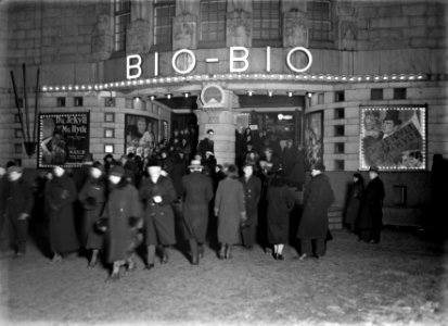Yleisöä elokuvateatteri Bio-Bion edustalla - N30809 (hkm.HKMS000005-km0000m8lt)