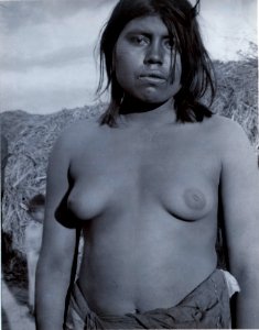 Yngre kvinna utanför hydda. Naken överkropp.(Ant. SK). Gran Chaco. Bolivia - SMVK - 0072.0005