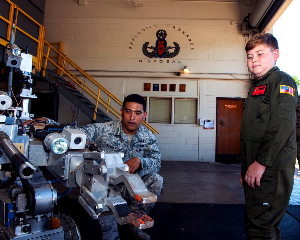 Young aspiring pilot visits Joint Base Pearl Harbor-Hickam as part of Pilot For A Day program 150730-N-ON468-158