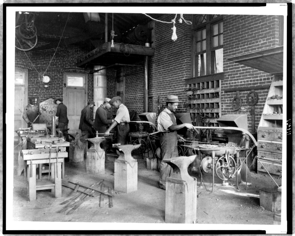 Young men training in blacksmithing at Hampton Institute, Hampton, Virginia LCCN97515095