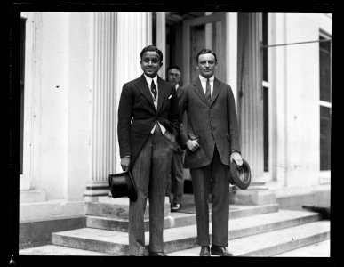 Young men at White House. Washington, D.C. LCCN2016891554