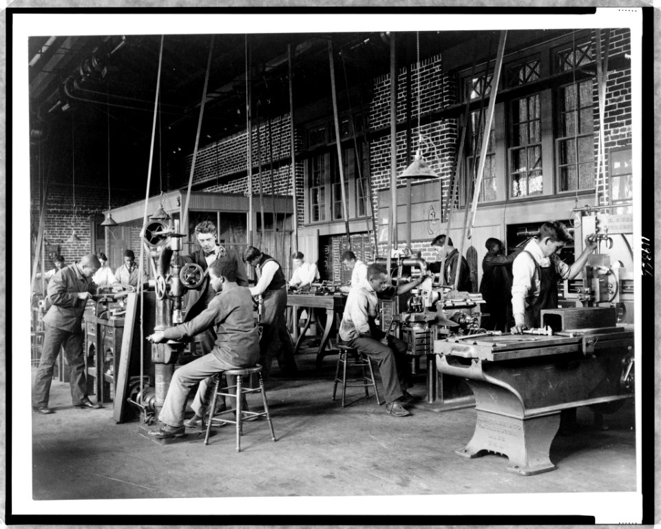 Young men training in use of machinery at Hampton Institute, Hampton, Virginia LCCN97515091
