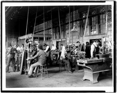 Young men training in use of machinery at Hampton Institute, Hampton, Virginia LCCN97515091