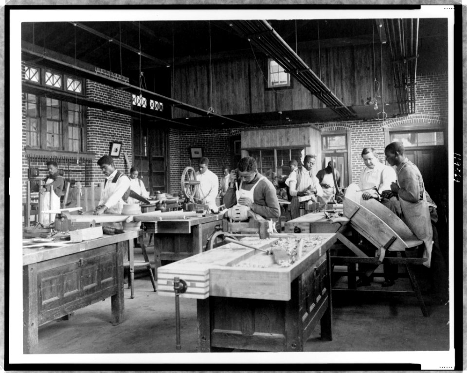 Young men training in wheel wrighting at Hampton Institute, Hampton, Virginia LCCN97515098