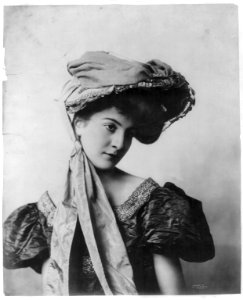 Young woman modeling- Half lgth., 2 long pieces of material draped from hat over body LCCN2003677210