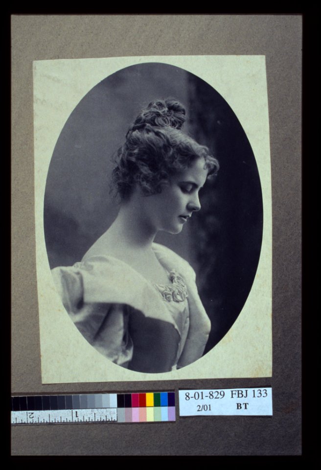 Young woman, facing right, head-and-shoulders profile portrait LCCN2004676295