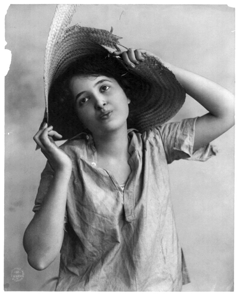 Young woman modeling- Half lgth., wearing broken straw hat LCCN2003677211