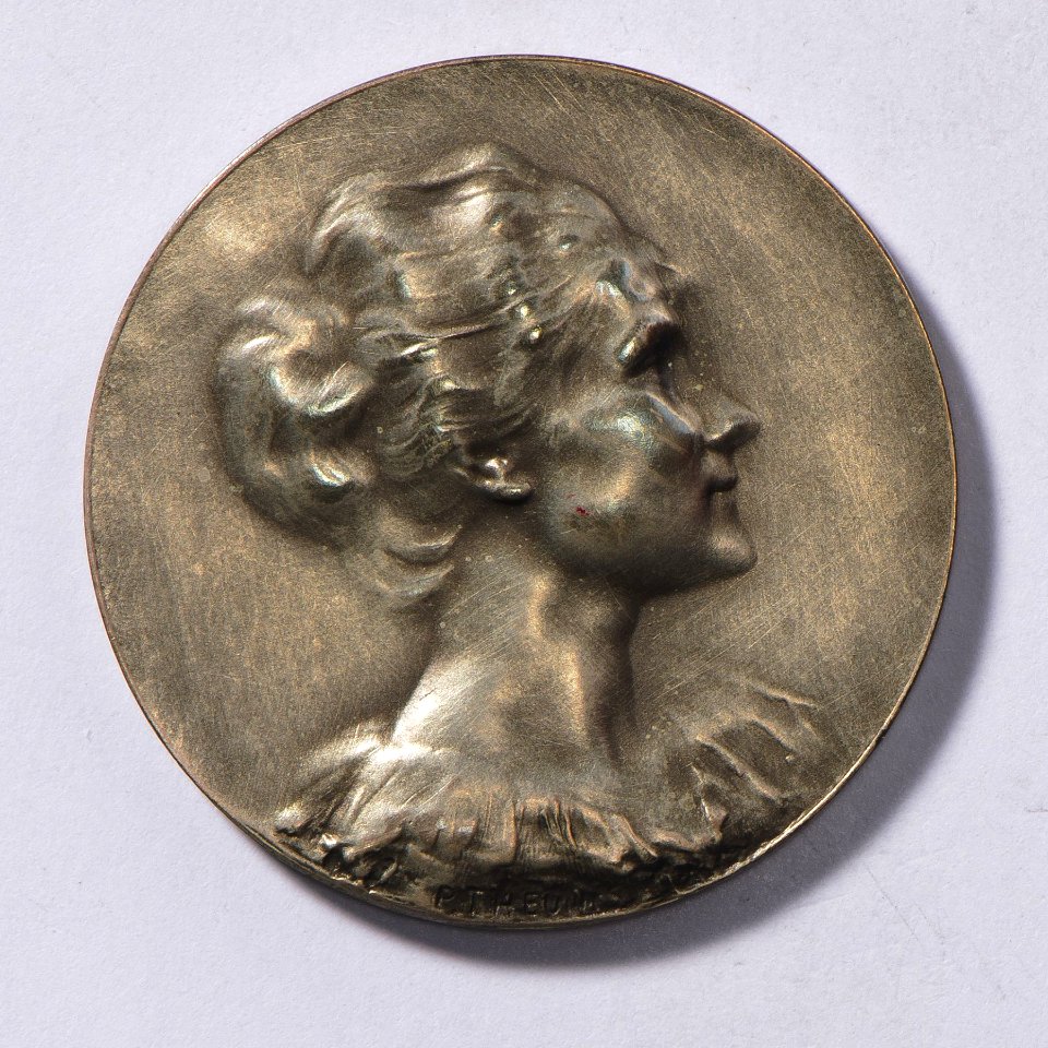 Young woman 1894-1916, medal by Pierre Theunis, Belgium, 1916, Coins and Medals Department of the Royal Library of Belgium, 2Lef 53 - 60 (recto)