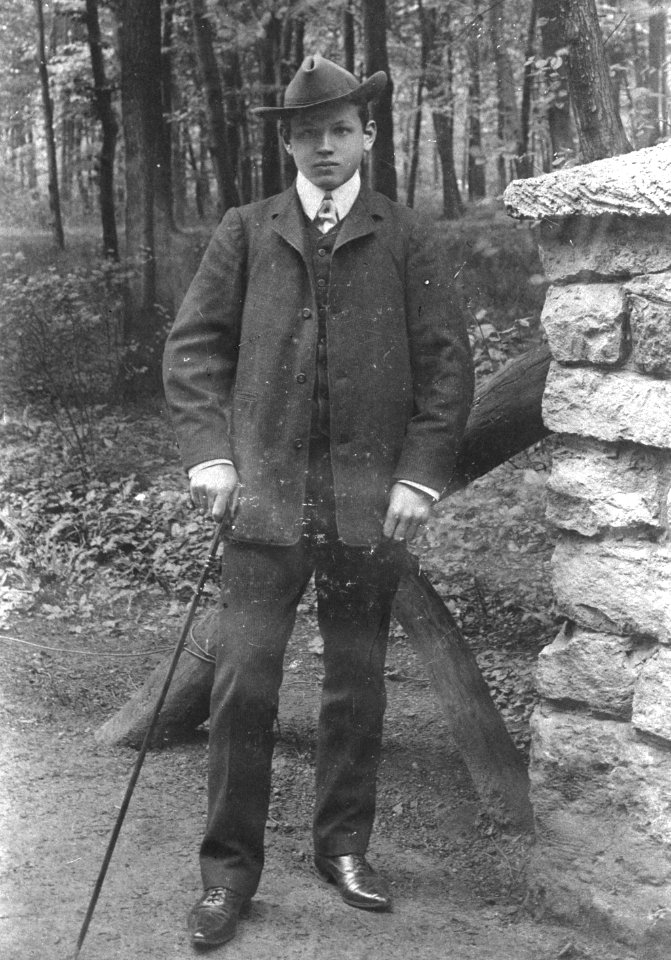 Young-man 1890 hg