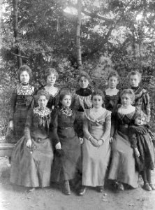 Young-ladies-group 1900 hg
