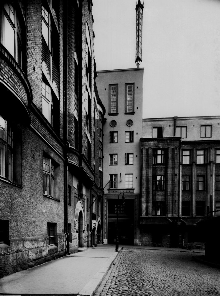 Yrjönkatu 23, 21. Katunäkymä kohti Yrjönkadun uimahallin sisäänkäyntiä (Yrjönkatu 21b) - N25908 (hkm.HKMS000005-km002ymm)