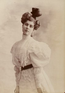 Yvonne Garrick, par Jean Reutlinger, btv1b8596904d-p034, 6 (cropped)