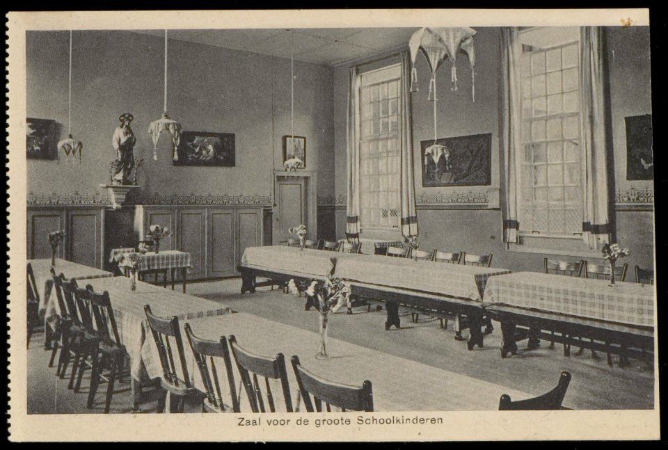 Zaal voor de grote schoolkinderen van het rooms katholieke Maagdenhuis Spui 21. Uitgave Brinio, Rotterdam, Afb PBKD00354000034