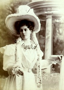 Yvonne Garrick, par Jean Reutlinger, btv1b8596904d-p034, 4 (cropped)