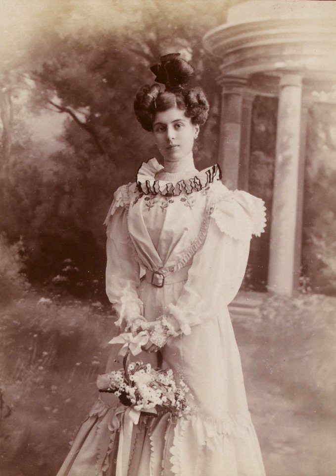 Yvonne Garrick, par Jean Reutlinger, btv1b8596904d-p034, 2 (cropped)
