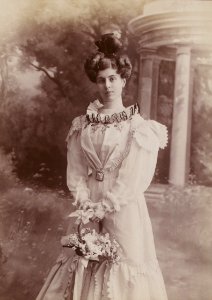 Yvonne Garrick, par Jean Reutlinger, btv1b8596904d-p034, 2 (cropped)