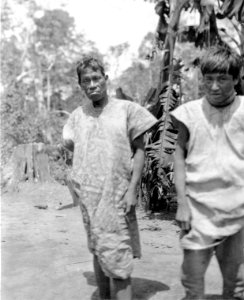 Yuracáremän. Mannen till vänster i målad basttygsskjorta är dagen efter . Sydamerika. Bolivia - SMVK - 005584