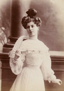 Yvonne Garrick, par Jean Reutlinger, btv1b8596904d-p034, 5 (cropped)