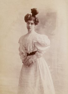 Yvonne Garrick, par Jean Reutlinger, btv1b8596904d-p034, 1 (cropped)