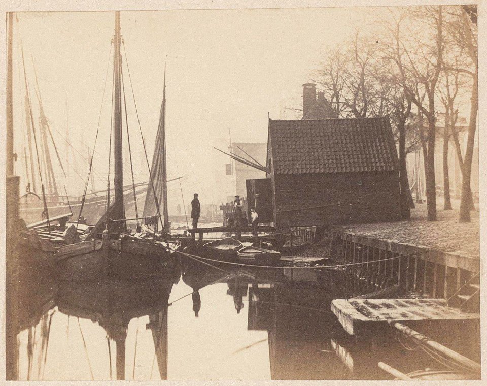 Zandhoek aan de waterkant, met op de steiger Arie de Looper foto 1 (max res)