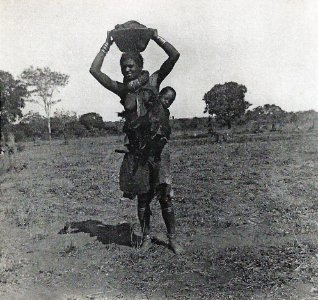 Zambèze-Femme Motoka (cropped)
