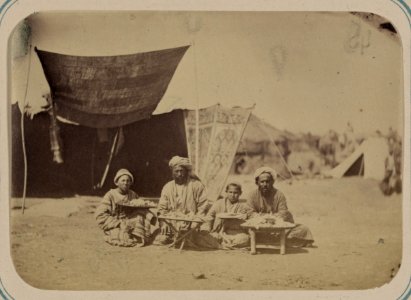 Zaravshanskii okrug. G. Samarkand i ego ulichnye tipy. Prodazha konfekt (kandalat-furush) LCCN2007682587