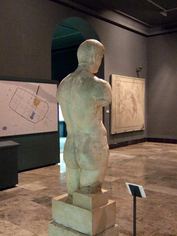Zaragoza - Museo - Estatua varonil 03