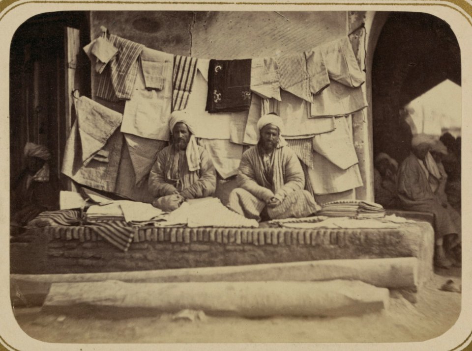 Zaravshanskii okrug. G. Samarkand. Prodavets gotovykh rubashek i dr. odezhdy. (kurte-izar furush) LCCN2007682551