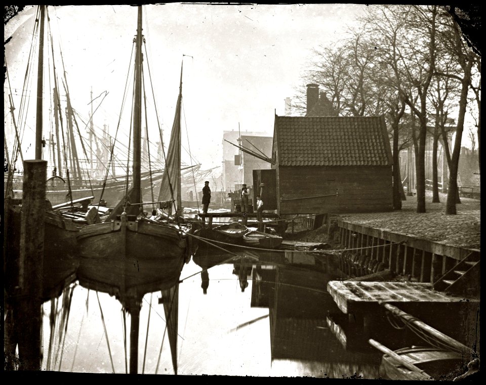 Zandhoek aan de waterkant, met op de steiger Arie de Looper foto 2 (max res)