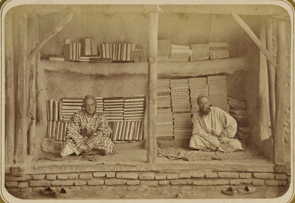 Zaravshanskii okrug. G. Samarkand. Prodazha grubykh bumazhnykh materii (bazari alacha ve (sic) kalami) LCCN2007680599
