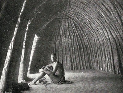 Zambèze-Intérieur d'un luongo, ancienne hutte des Marotsé