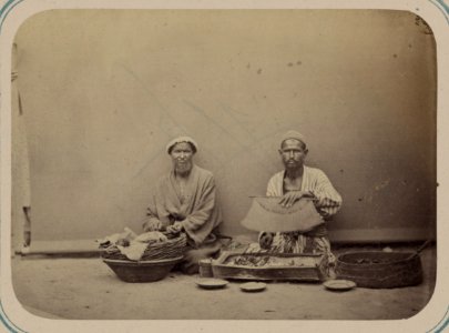 Zaravshanskii okrug. G. Samarkand i ego ulichnye tipy. Zharenie na vertilie (tuf-tuf kiabab) LCCN2007682584