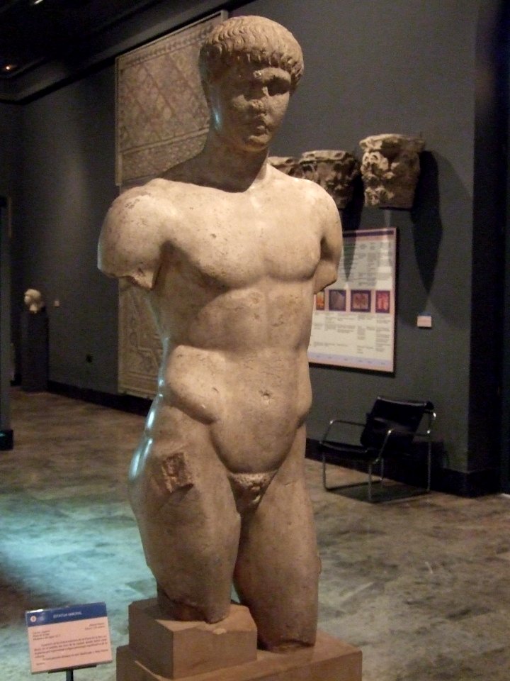 Zaragoza - Museo - Estatua varonil 02