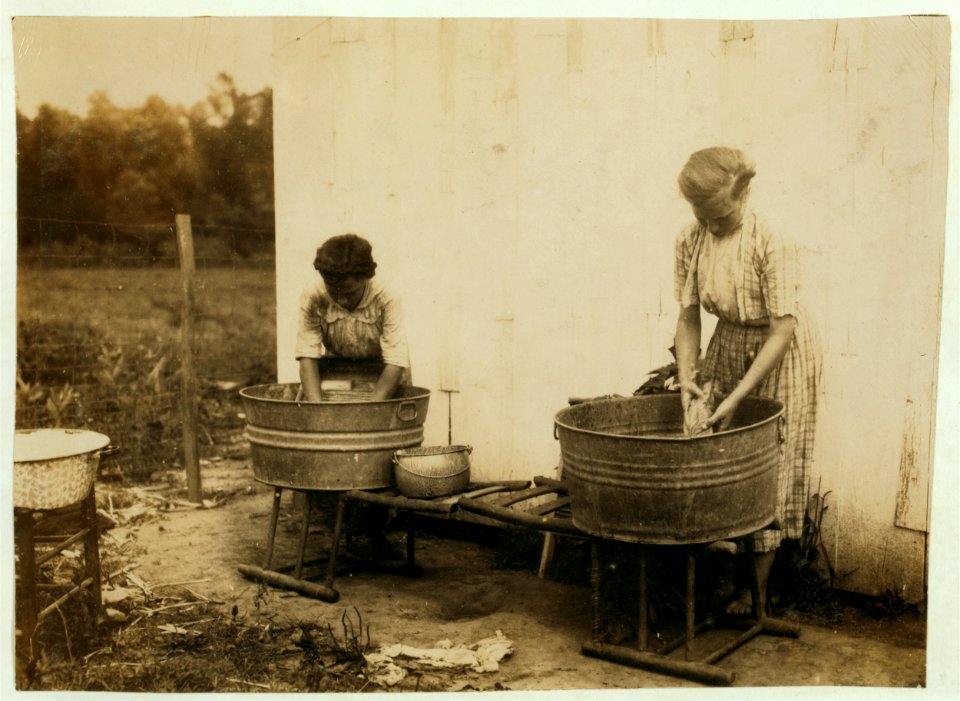 Zelina & Florence Richards, 12 and 13 years old doing the family wash. See 4409. LOC nclc.00461