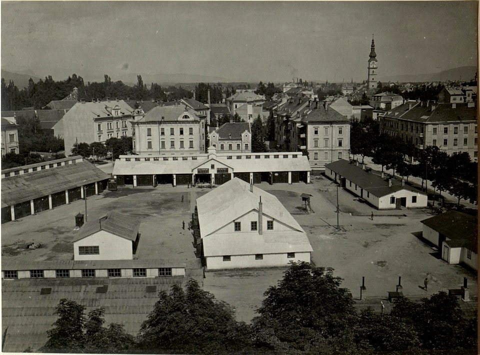 Zentralgarage für die Kraftwagenkolonne in Klagenfurt. Gesamtansicht. Aufgenommen am 21. Juli 1916. (BildID 15477800)