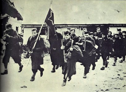 Zastavonoša Šercerjeve brigade Jože Zabukovec na čelu brigade 10. januarja 1944 na pohodu skozi vas Sv. Jane
