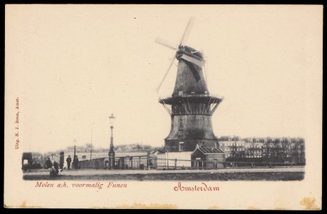 Zeeburgerpad met molen de Funen aan de Funenkade. Rechts de Czaar Peterstraat met links de Zeeburgerstraat. Uitgave N.J. Boon photo