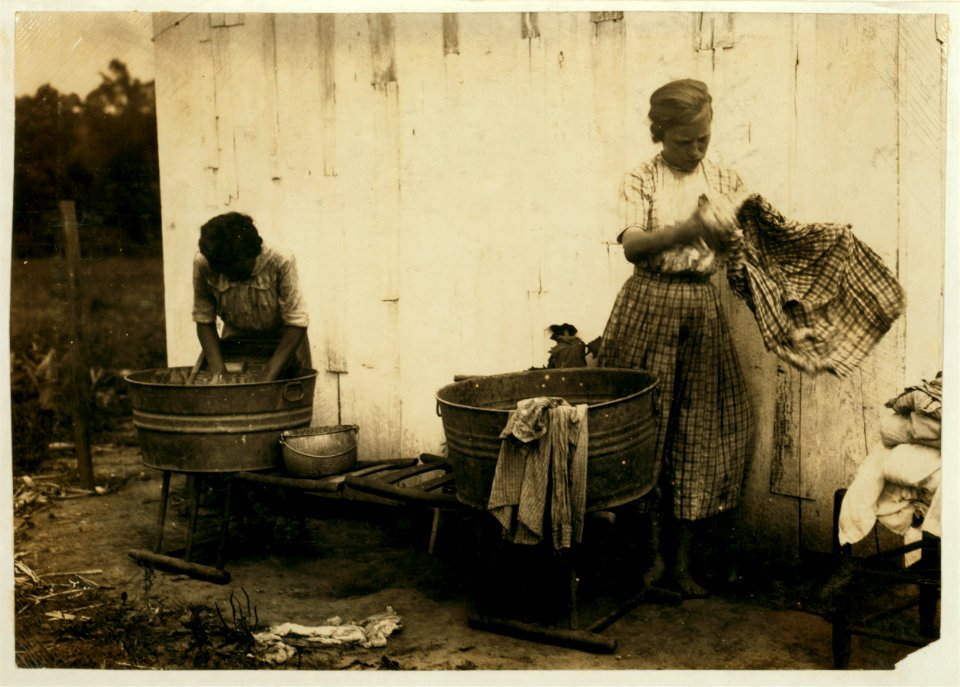 Zelina & Florence Richards, 12 and 13 years old doing the family wash. See 4409. LOC cph.3b18653