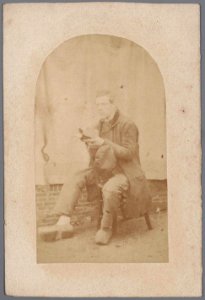 Zelfportret van Jacob Olie Jbz (1834-1905) Met jas en klompen, achterstevoren zittend op een stoel (max res)