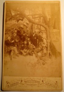 Zehn Männer unter einem Baum - Kabinettfoto von W. Hornung, Tübingen