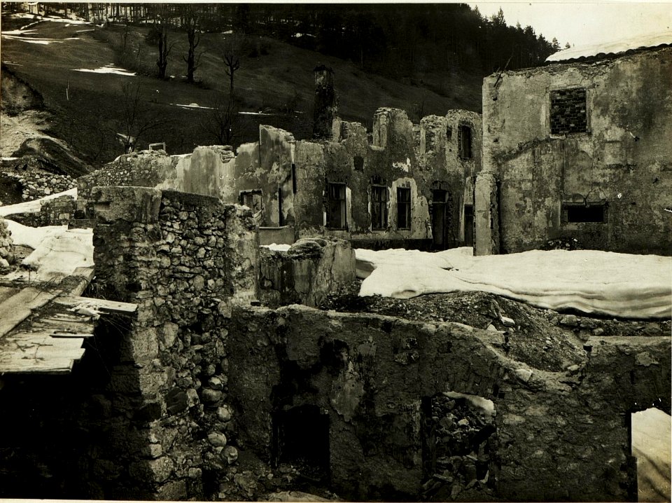 Zerschossene Häuser in Ober-Tarvis. (23-3.1917.) (BildID 15500064)