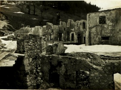 Zerschossene Häuser in Ober-Tarvis. (23-3.1917.) (BildID 15500064)