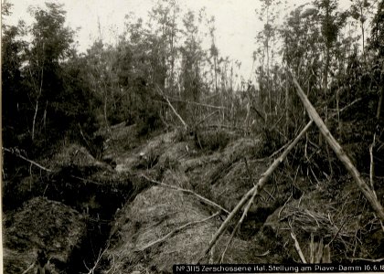 Zerschossene ital.Stellung am Piave-Damm 16.6.18. (BildID 15621799)