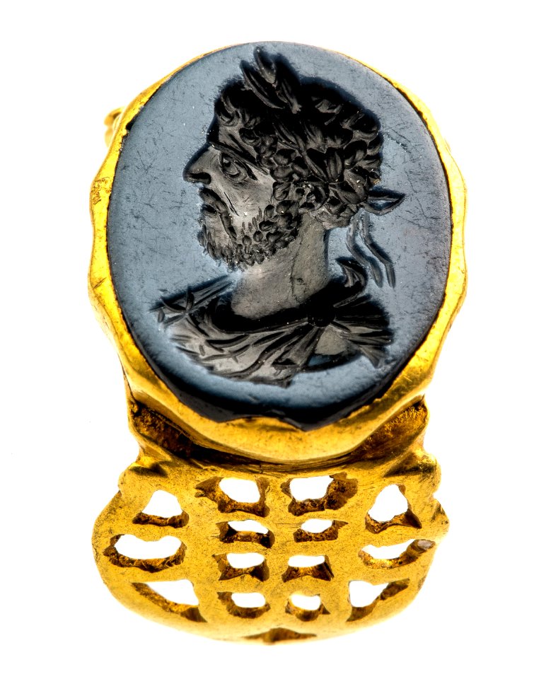 Zegelring in goud met intaglio met portret van Commodus in nicolo, 180 tot 200 NC, vindplaats- Tongeren, de Schaetzengaarde 22, 1998, losse vondst (mogelijk goudschat), collectie Gallo-Romeins Museum Tongeren, GRM 1892