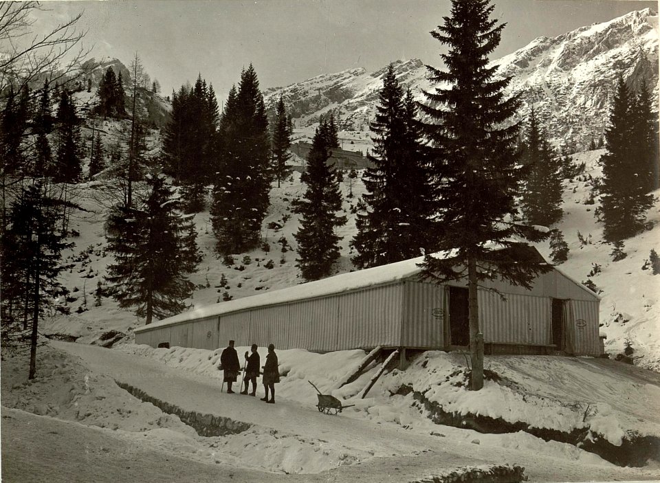 Zelthalle an der Straße Kranjska Gora (Kronau) - Mojstrovka bei der Rimlhütte 1915