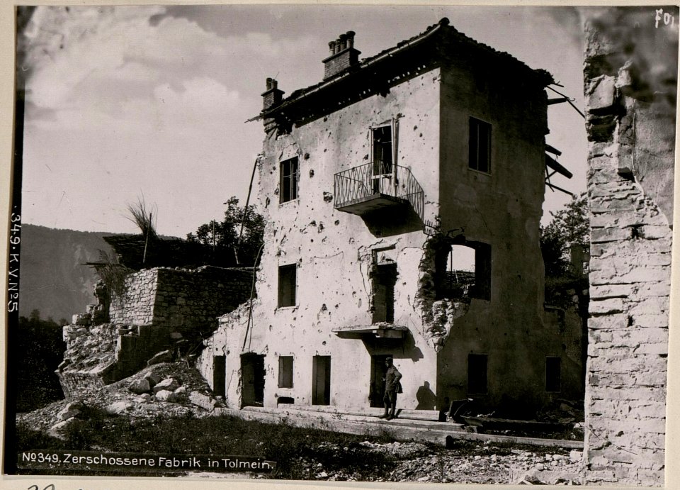 Zerschossene Fabrik in Tolmein. (BildID 15731863)