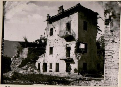 Zerschossene Fabrik in Tolmein. (BildID 15731863)