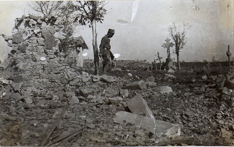 Zerschossener Friedhof von Selo.8.6.1917. (BildID 15596328)
