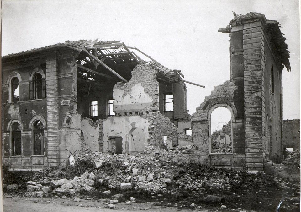 Zerschossenes Haus a.d.Isonzofront. 12.9.17. (BildID 15602171)