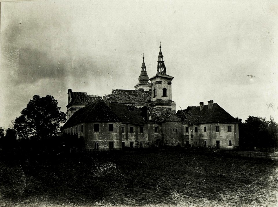 Zerschossene Kirche und Kloster im Ort Paradyz. Die Kirche diente als russischer Beobachtungsstand. (BildID 15589811)